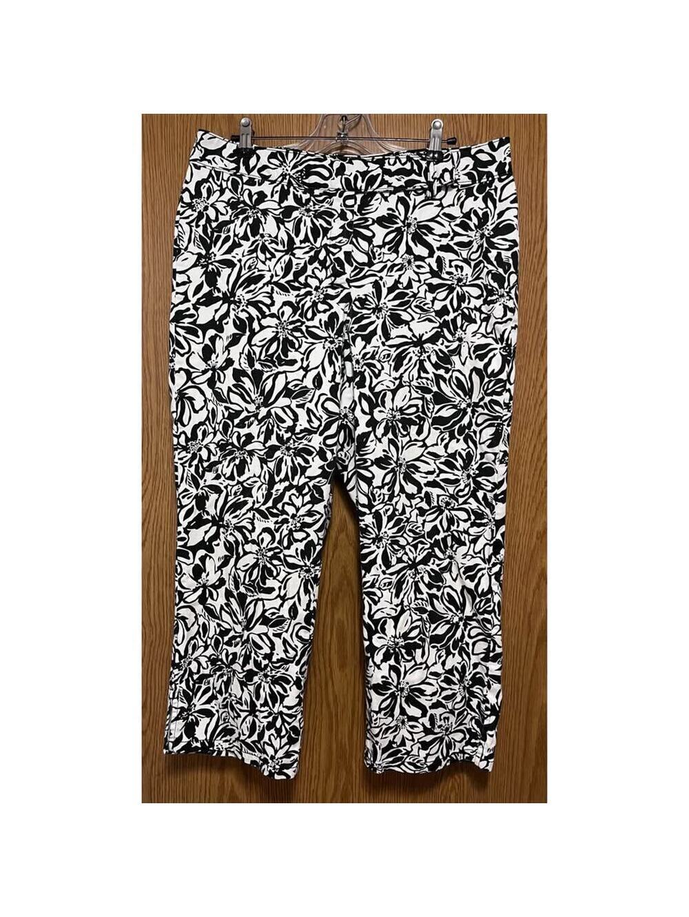 Worthington 10P 31” stretch comfy Black & White Floral Capris for work & play
